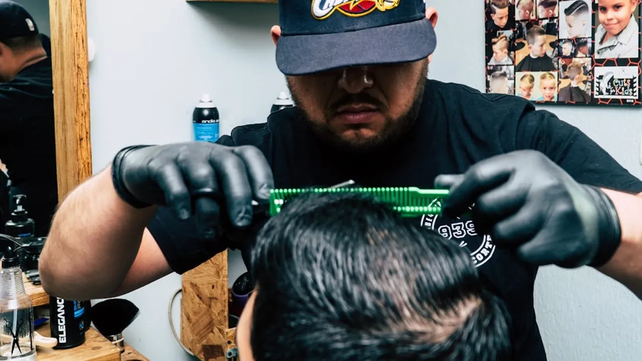 Tanpa Terlihat Jadul: Tips Menata Gaya Rambut Pria Belah Tengah Klasik yang Kembali Jadi Tren Tanpa Terlihat Jadul: Tips Menata Gaya Rambut Pria Belah Tengah Klasik yang Kembali Jadi Tren