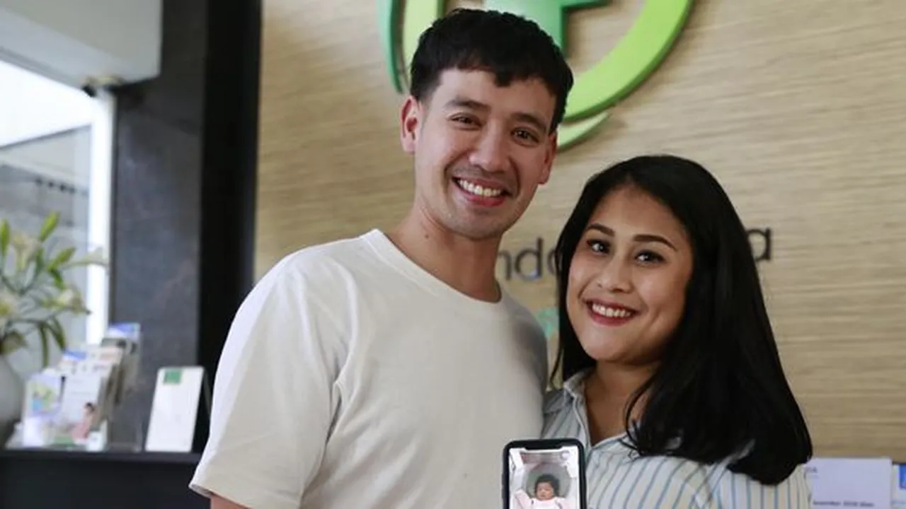 Tarra Budiman Sempat Menangis & Terus Temani Istri di Proses Persalinan