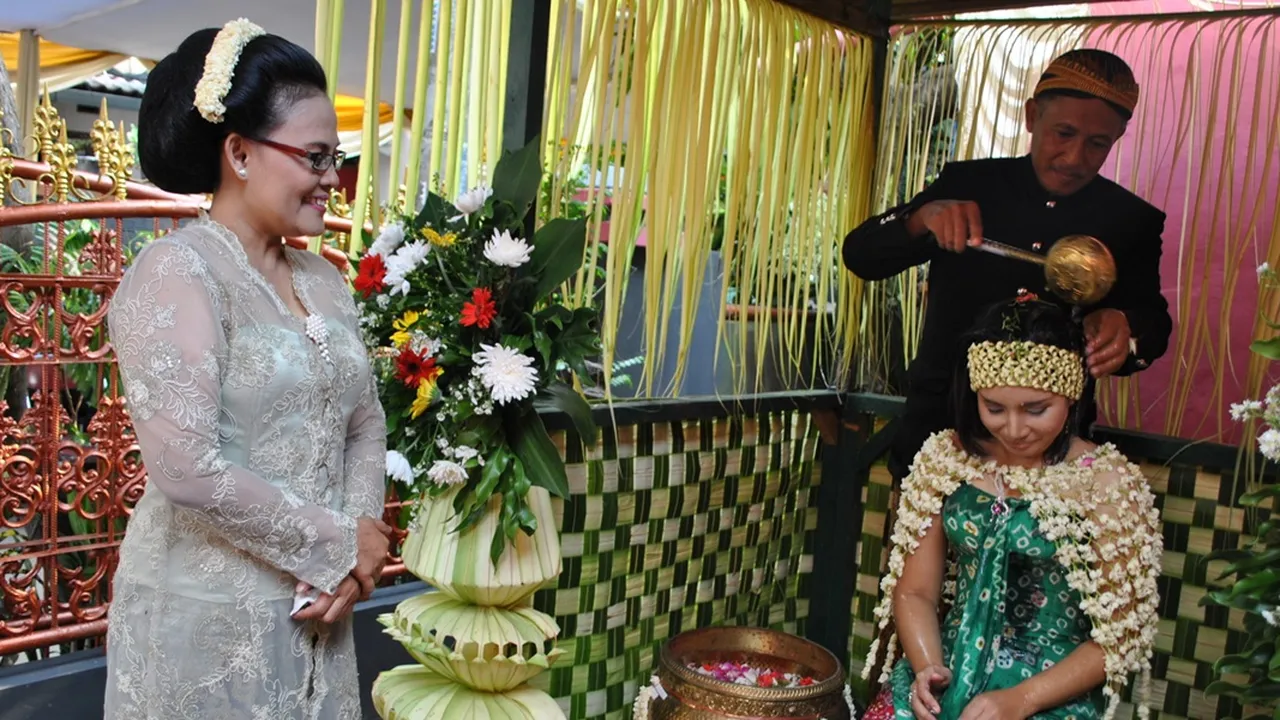 Tata Cara Prosesi Siraman Adat Jawa, Ketahui Pula Arti Filosofinya