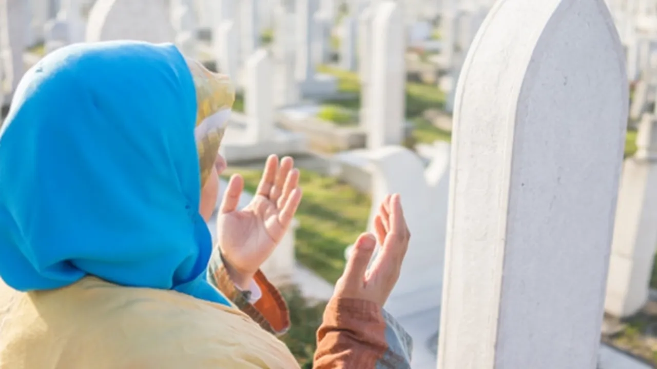 Tata Cara Ziarah Kubur Sesuai Sunnah, Lengkap Dengan Doanya