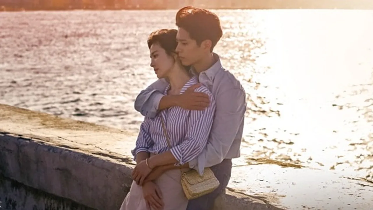 Teaser 'Encounter', Park Bo Gum Bantu Pasangkan Sandal Song Hye Kyo