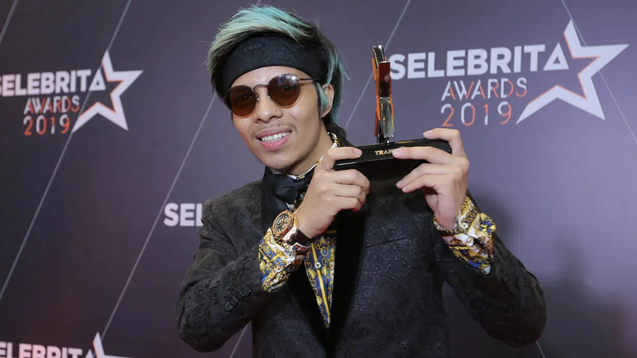 Tembus 19 Juta Subscriber, Atta Halilintar: Terus Maju dan Jangan Cuma Banyak Omong Tembus 19 Juta Subscriber, Atta Halilintar: Terus Maju dan Jangan Cuma Banyak Omong
