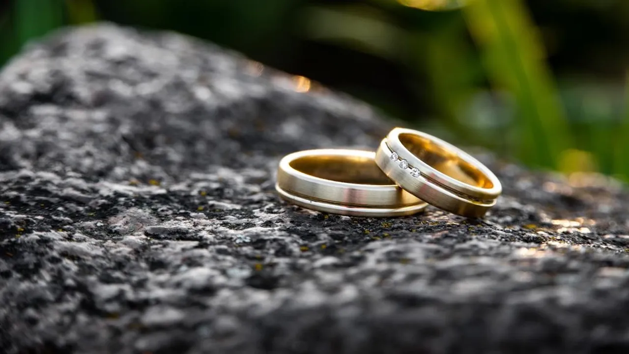 Temukan Model Cincin Emas Terbaru 2025 yang Sempurna untuk Acara Tunangan Anda!