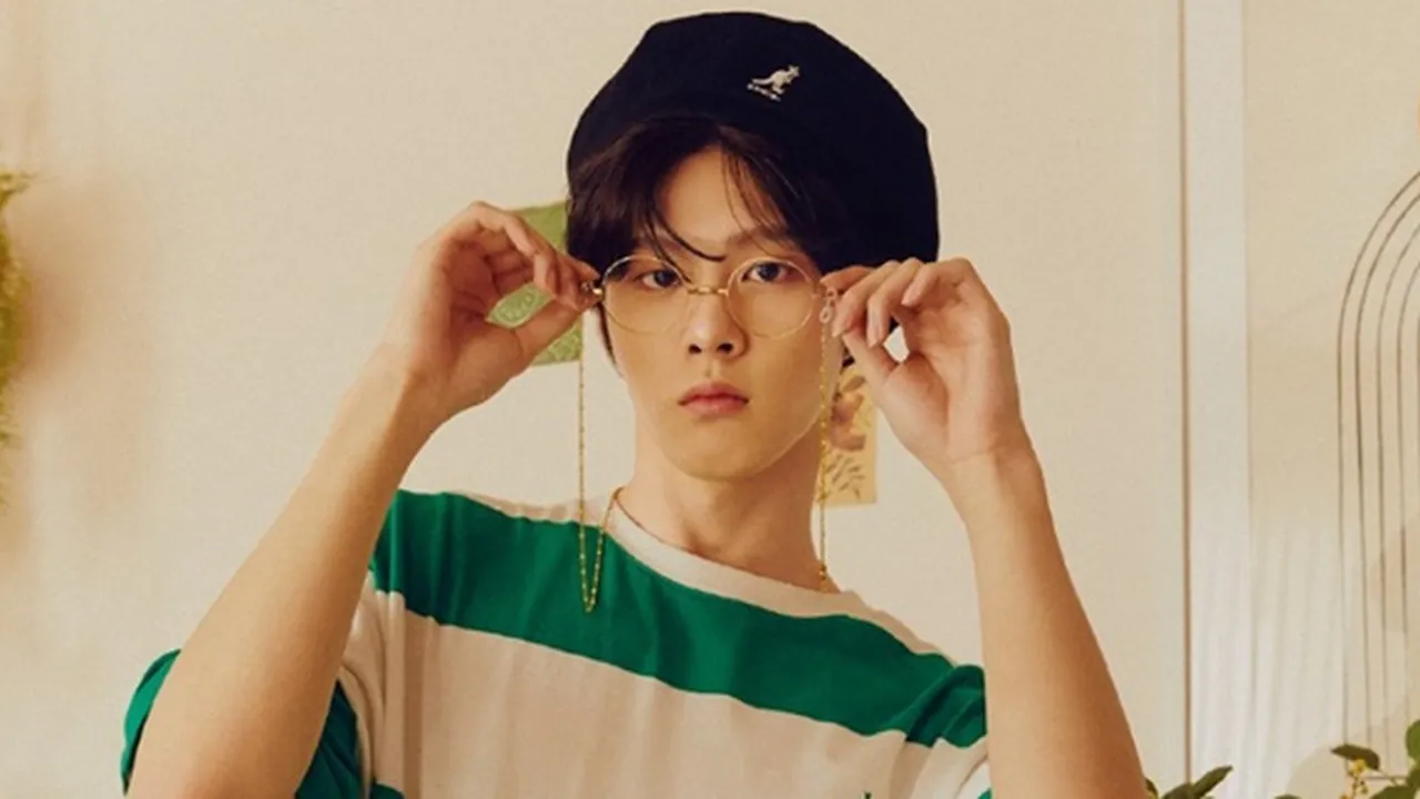 Terbukti Kecil Banget, Wajah Kim Wooseok Bisa Ditutupi Sekeping CD