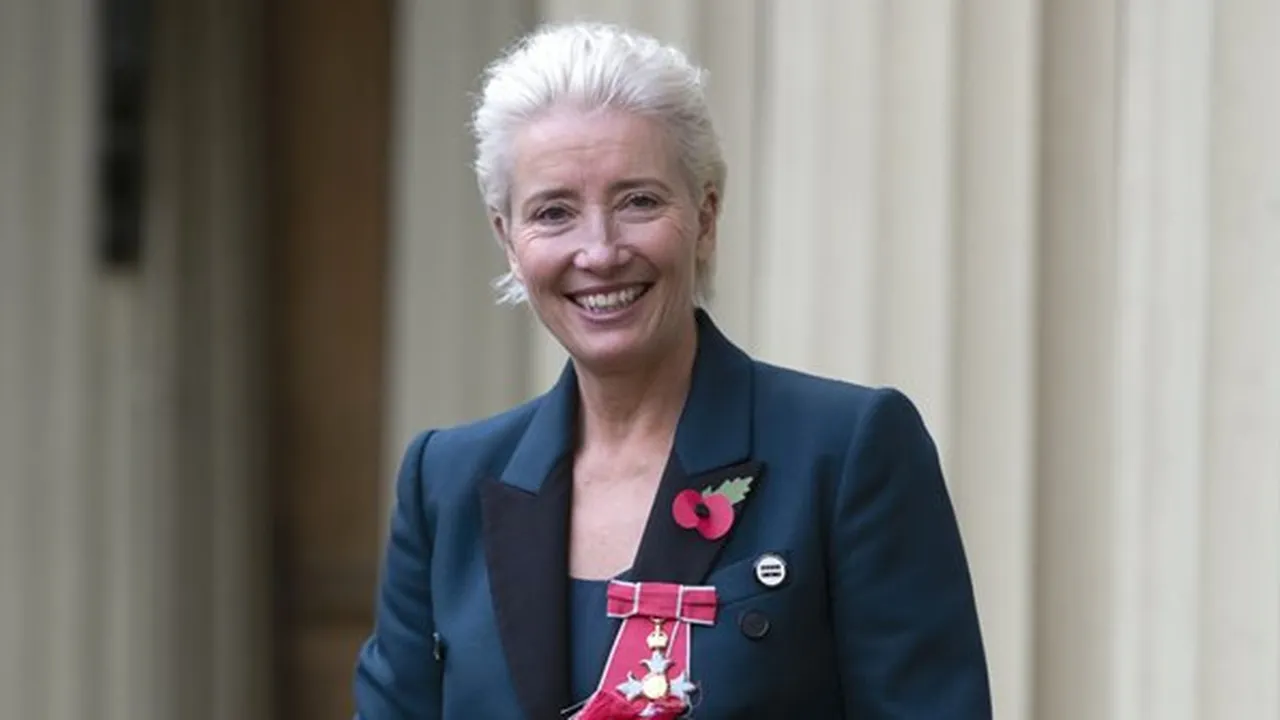 Terima Gelar Bangsawan, Emma Thompson Pakai Sneakers dan Ingin Cium Pangeran William