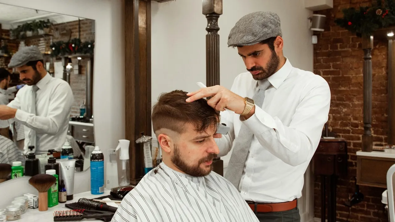Terinspirasi Selebriti, Ini 4 Gaya Rambut Pria Pendek Samping yang Sedang Populer