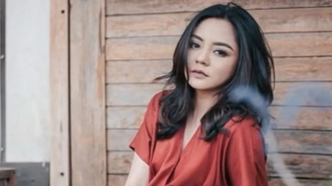 Terjun Jadi Penyanyi, Gita Sinaga Tulis Lirik Lagunya Sendiri