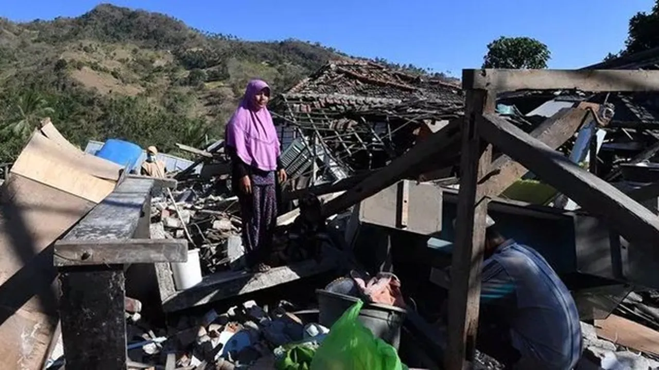 Terkena Guncangan Gempa 6,2 SR, Salah Satu Minimarket di Lombok Ambruk