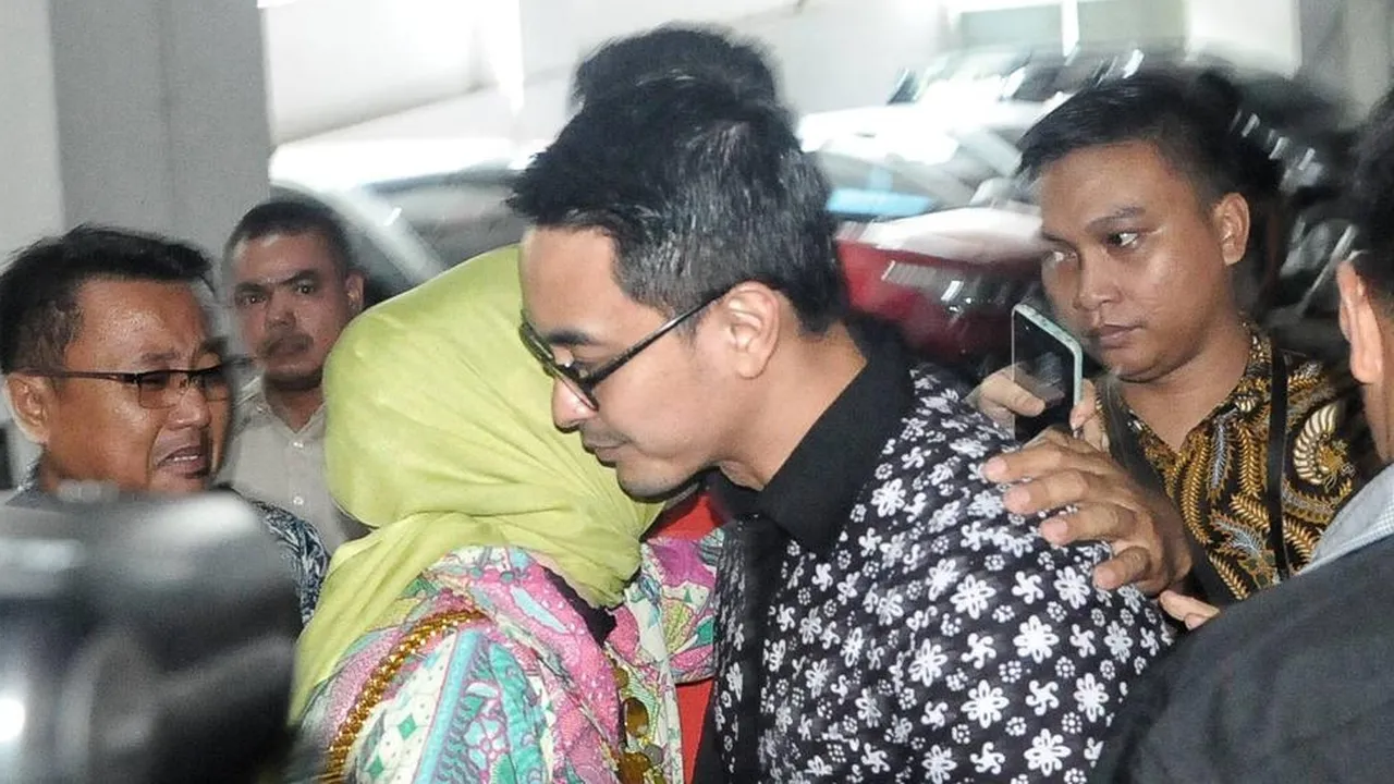 Terkena Kasus Korupsi, Zumi Zola Divonis 6 Tahun Penjara Terkena Kasus Korupsi, Zumi Zola Divonis 6 Tahun Penjara