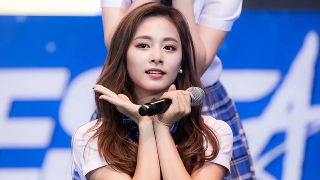 Terlalu Cantik, Pesona Tzuyu TWICE Sampai Bikin Shock Staff Bandara