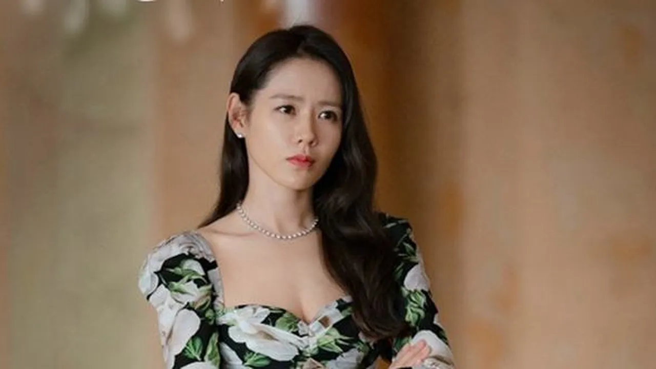 Terlalu Lelah Saat Syuting Drama, Son Ye Jin Sempat Dilarikan ke UGD