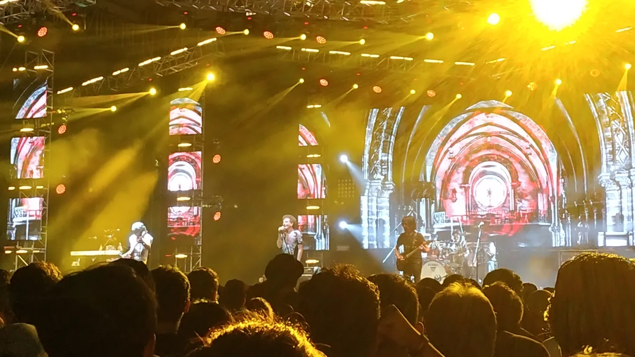 Terlalu Semangat, Ahmad Albar Kehabisan Suara di Panggung Synchronize Fest 2018