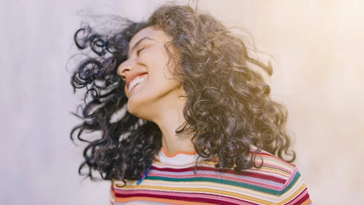 Terlihat Kusut, Ini 7 Tips Atasi Rambut Keriting Agar Mudah Diatur