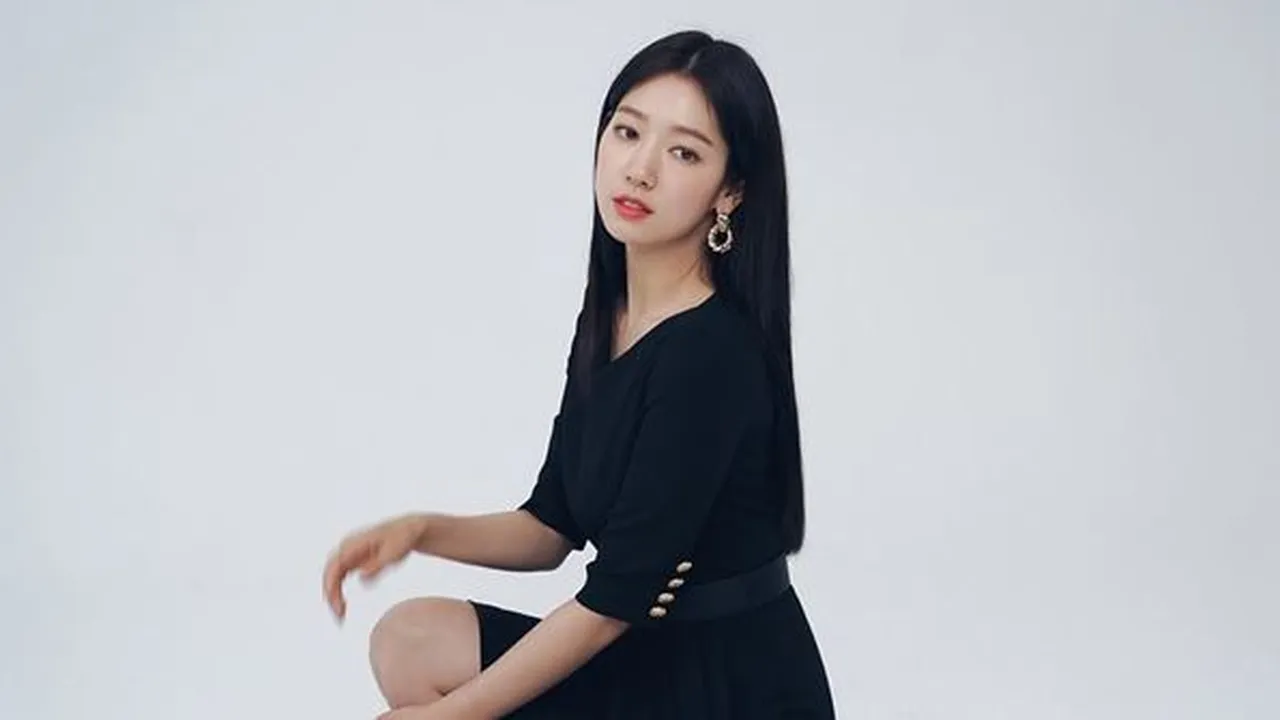 Terlihat Segar dengan Model Rambut Baru, Kecantikan Park Shin Hye Bikin Baper