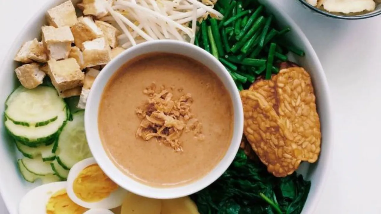 Ternyata Ini Rahasianya Bikin Bumbu Gado-Gado Gurih dan Kental Tanpa Kentang