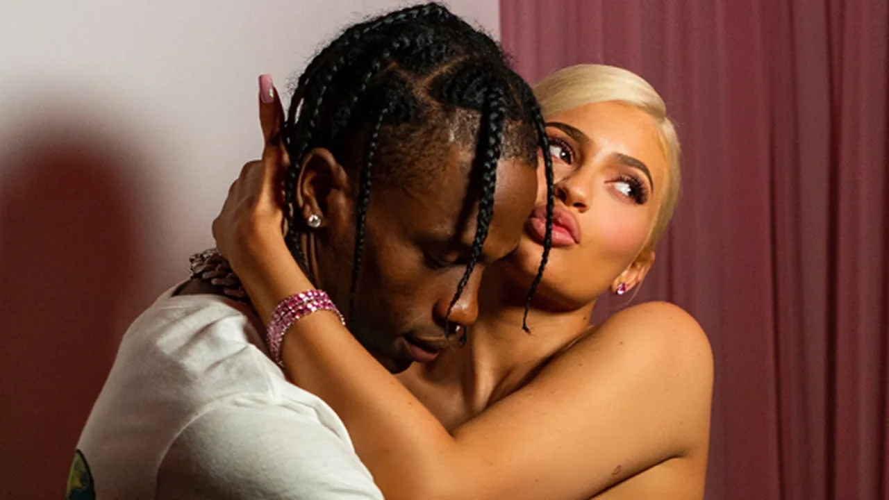 Tertangkap Kencan, Kylie Jenner Gandeng Mesra Travis Scott