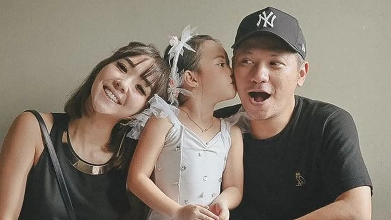 Tetap Akur dan Kompak, Gading Marten Beri Suprise ke Ibunda Gisel Bareng Gempi