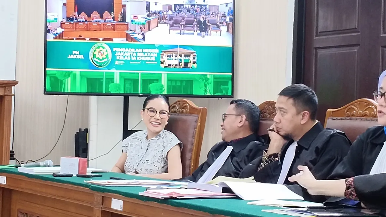 Tetap Cetar di Ruang Sidang, Gaya Modis Nikita Mirzani Curi Perhatian Tetap Cetar di Ruang Sidang, Gaya Modis Nikita Mirzani Curi Perhatian
