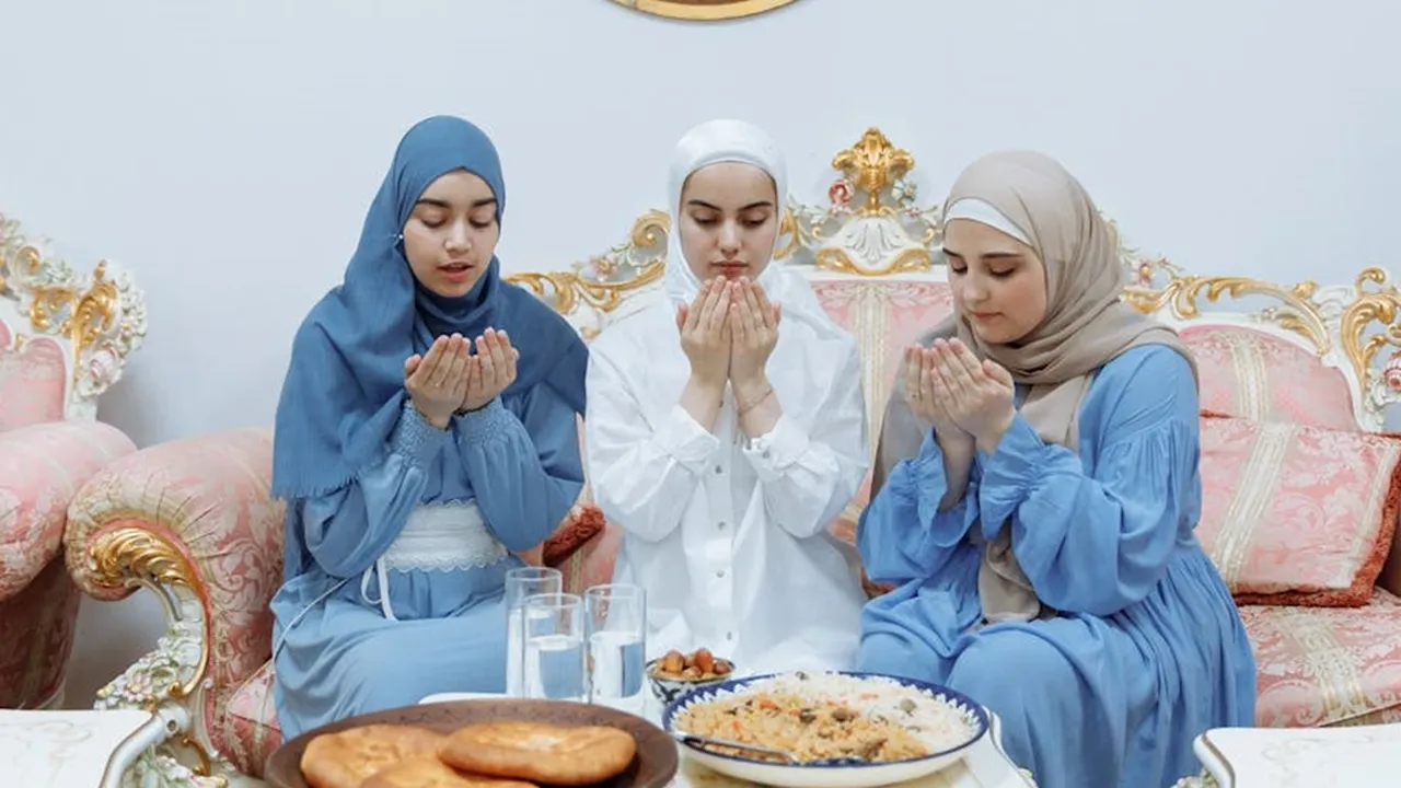 Tetap Kompak dan Nyaman: Tips Memilih Model Baju Seragam Keluarga untuk Lebaran