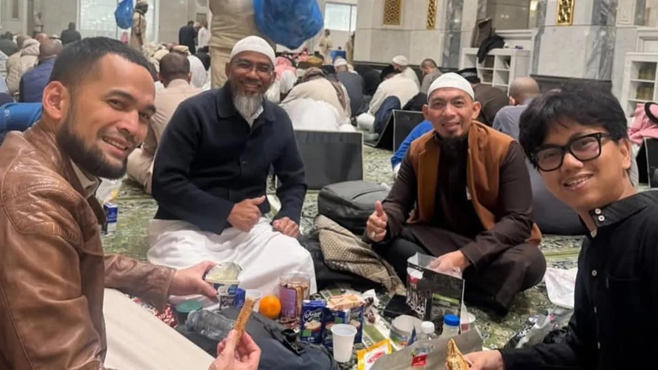 Teuku Wisnu Perlihatkan Menu Berbuka Puasa di Masjidil Haram, Sederhana tapi Nikmat