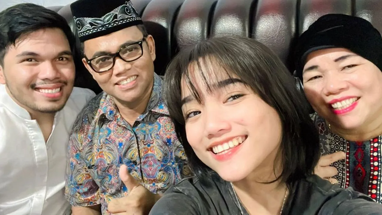 Thariq Halilintar Akui Keluarga Belum Mau Bertemu Fuji, Begini Reaksi Haji Faisal Thariq Halilintar Akui Keluarga Belum Mau Bertemu Fuji, Begini Reaksi Haji Faisal