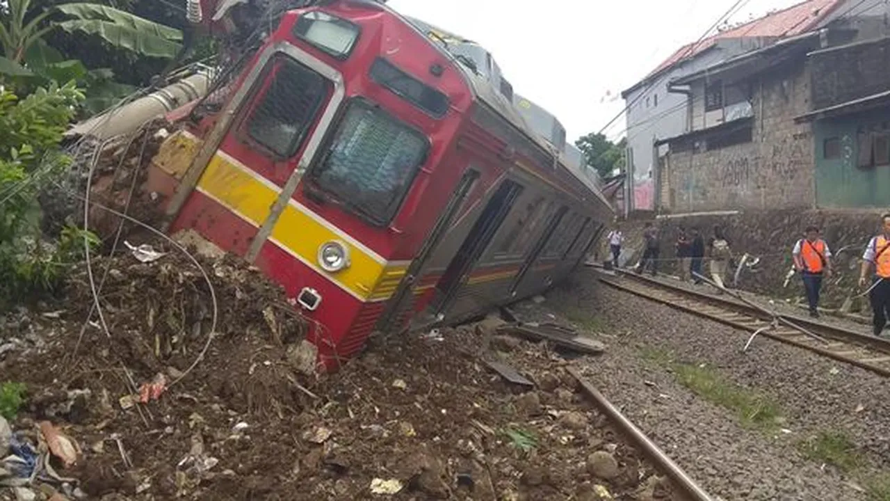 Tiang Listrik Timpa Gerbong Saat Ditabrak KRL yang Anjlok, Penumpang Terjepit