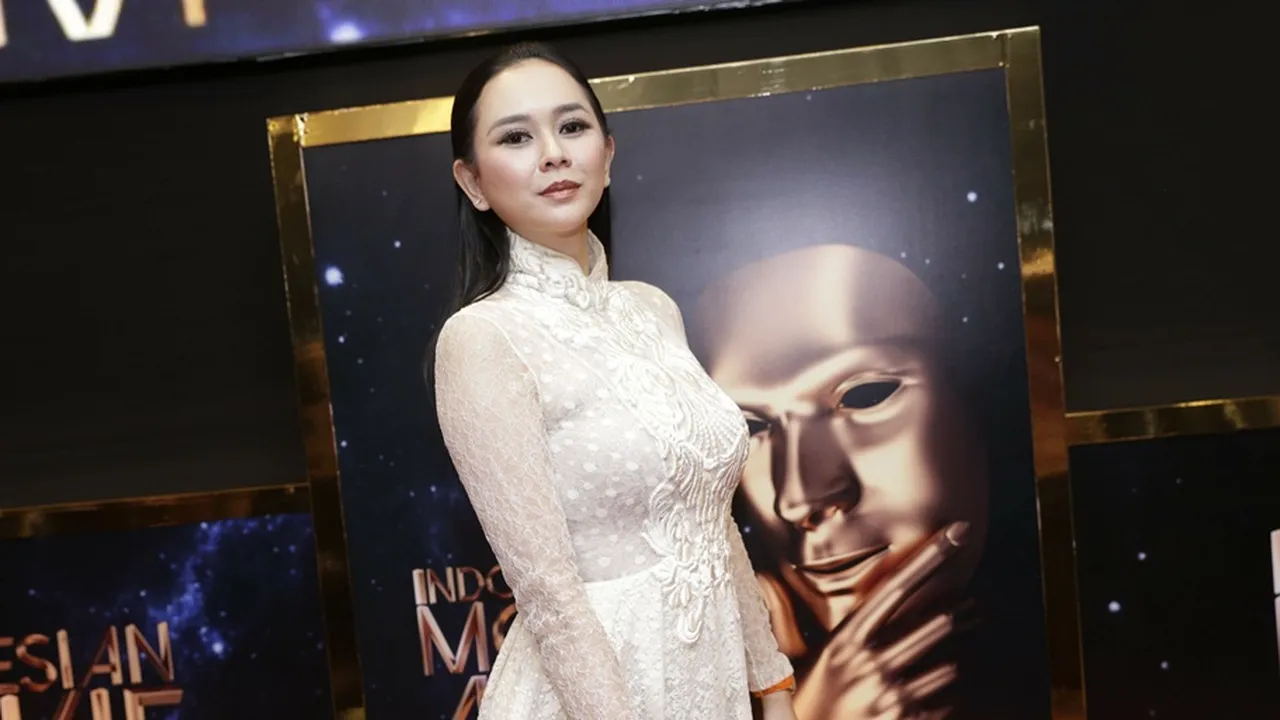 Tiap Tengah Malam, Aura Kasih Buat Tetangga Penasaran