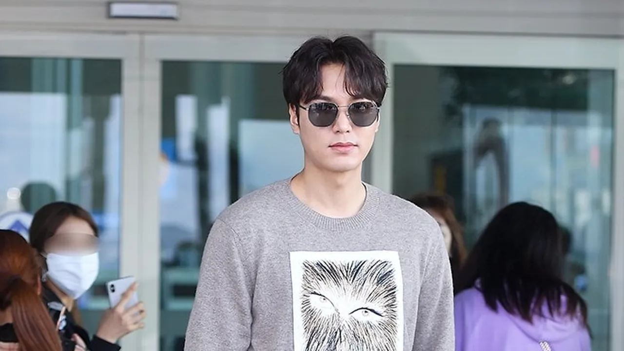 Tiba di Bali, Lee Min Ho Tampil Kasual dan Mempesona