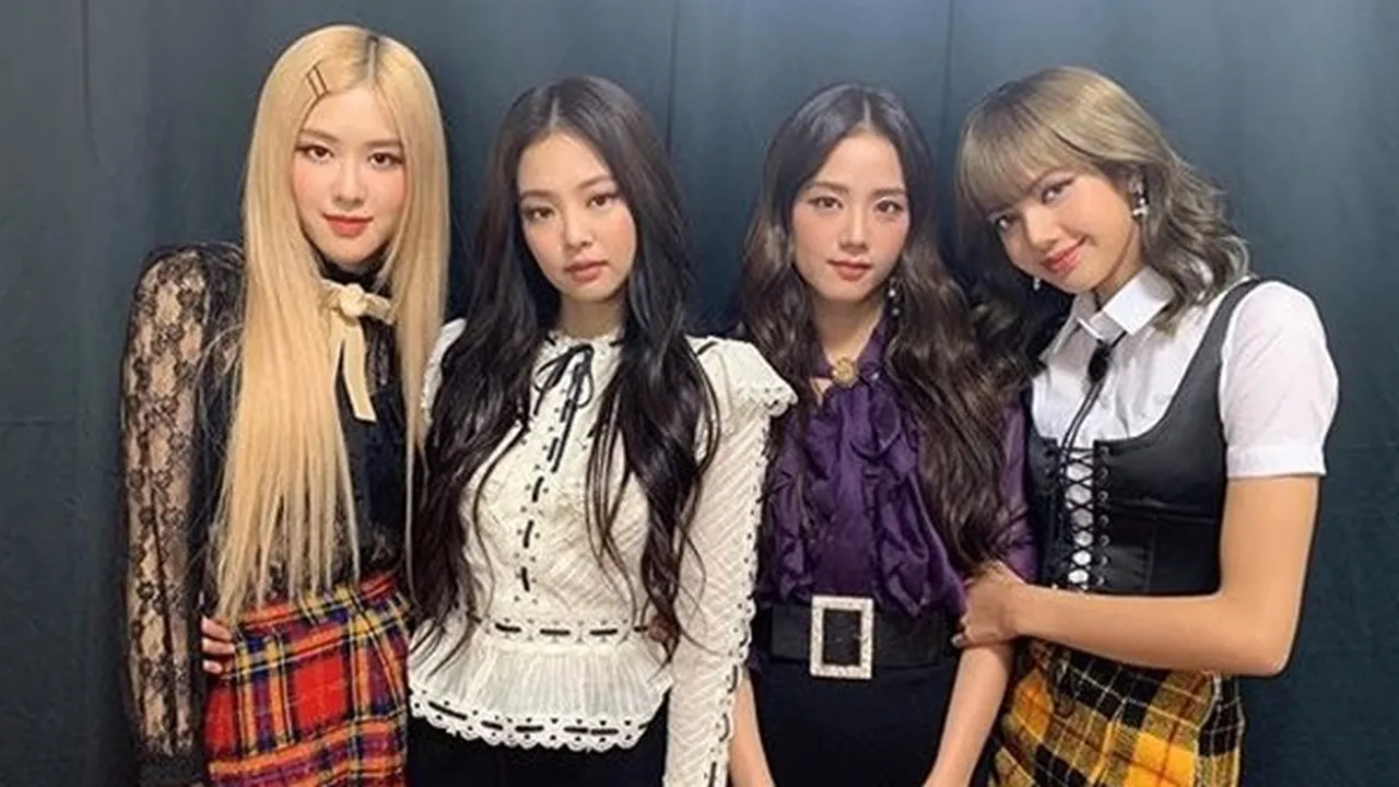 Tiba di Bandara Soekarno Hatta, BLACKPINK Disambut Para BLINK dan Berjalan Dikelilingi Petugas Keamanan Tiba di Bandara Soekarno Hatta, BLACKPINK Disambut Para BLINK dan Berjalan Dikelilingi Petugas Keamanan