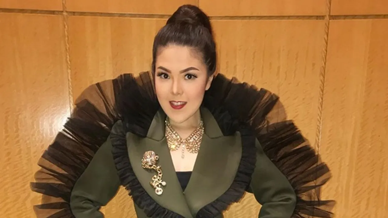 Tina Toon Ajak Masyarakat Perangi Covid-19 dengan Cara 3M Tina Toon Ajak Masyarakat Perangi Covid-19 dengan Cara 3M