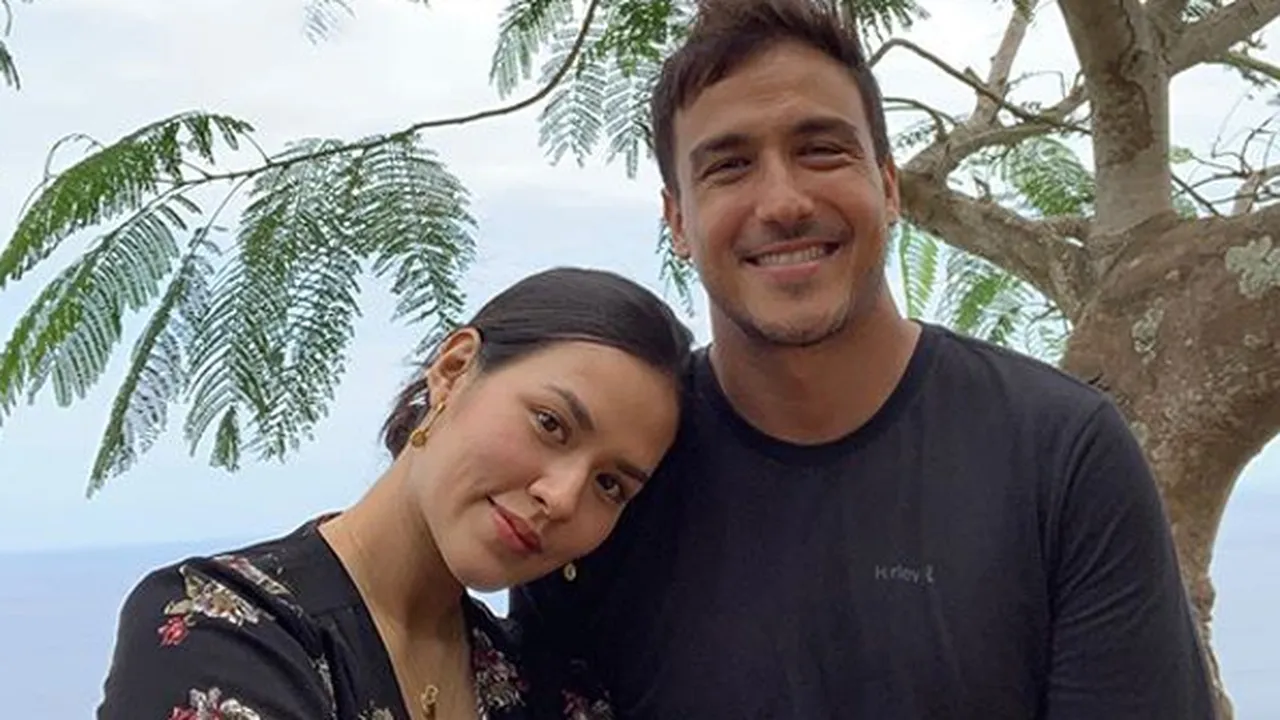 Tingkah Kocak Raisa dan Hamish Daud, Satu Celana Dipakai Berdua dan Hasilnya Gokil!