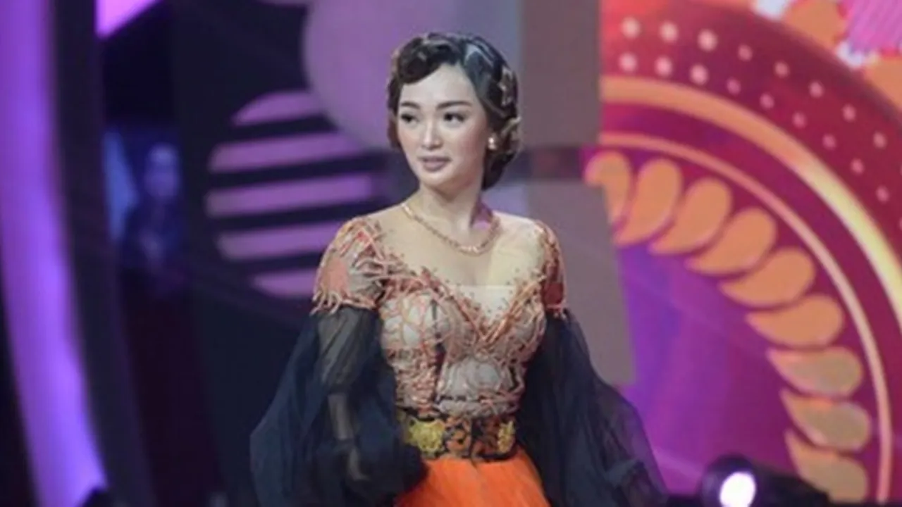 Tingkah Kocak Zaskia Gotik, Bergaya Ala Maling dan Nyeker di Pusat Perbelanjaan