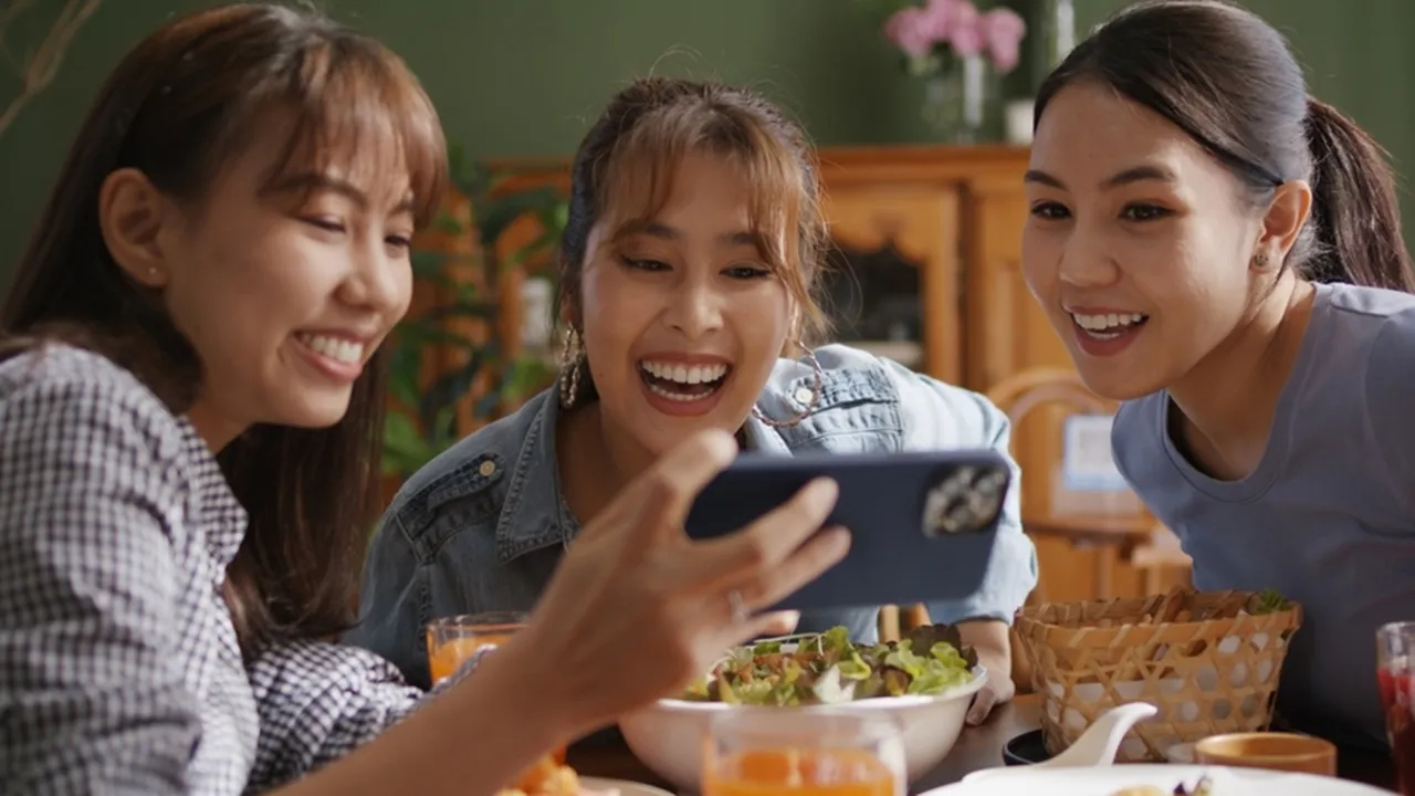 Tipe-tipe Food Vlogger Saat Review Makanan Menurut Karmalogy, Nomor 5 Paling Relate!
