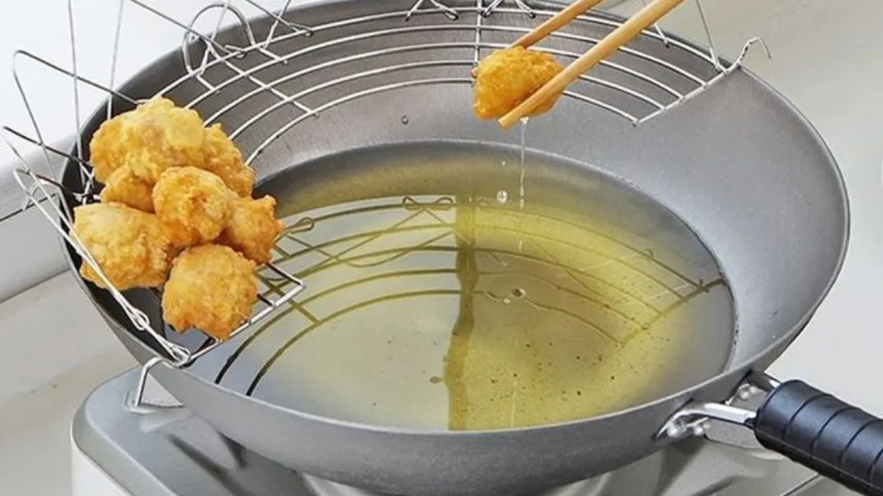 Tips Bersihkan Minyak Goreng dari Tepung Halus Tanpa Tunggu Lama