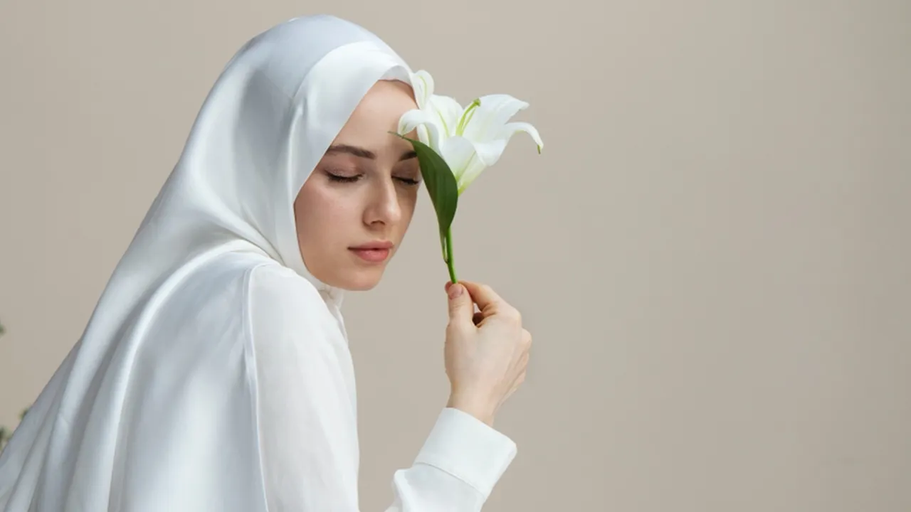 Tips Memadukan Baju Putih Hijab yang Stylish untuk Lebaran