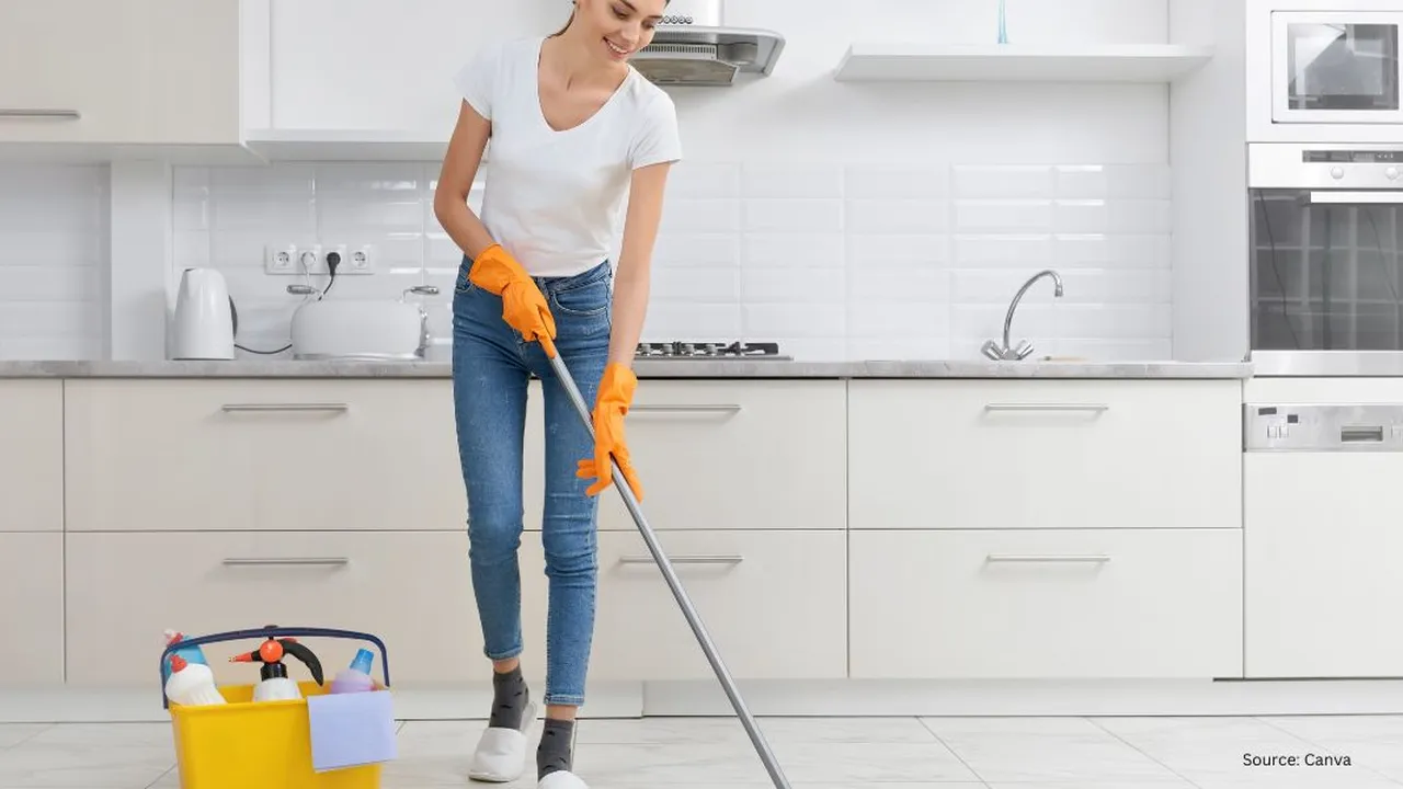 Tips Membersihkan Lantai Dapur Berminyak hingga Kesat dalam Sekejap