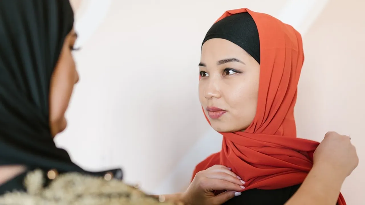 Tips Memilih Warna Hijab Sesuai Skintone agar Terlihat Lebih Cerah dan Menawan di Berbagai Kesempatan