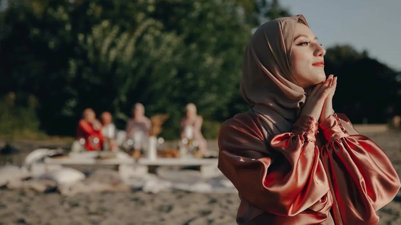 Tips OOTD Bukber Hijab yang Modis dan Nyaman untuk Momen Spesial
