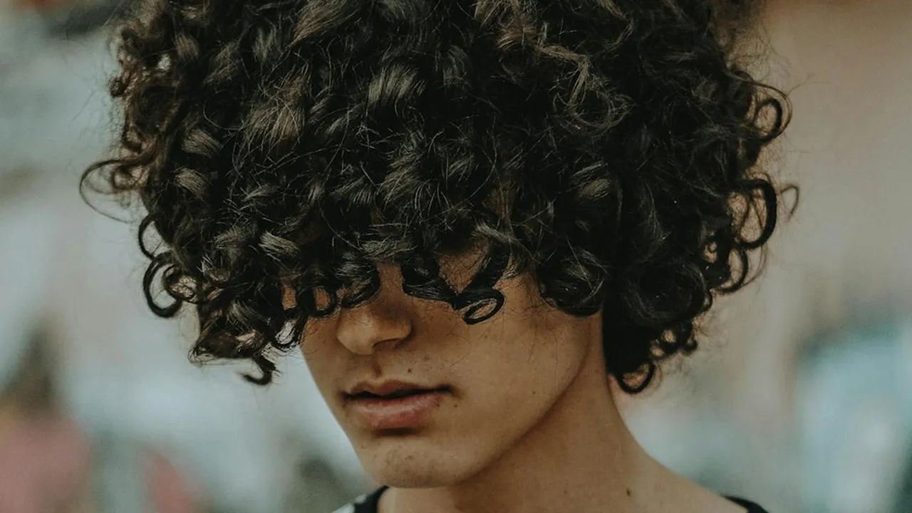 Tips Perawatan dan Pilihan Gaya Rambut Ikal Pria Agar Tetap Terlihat Rapi dan Sehat