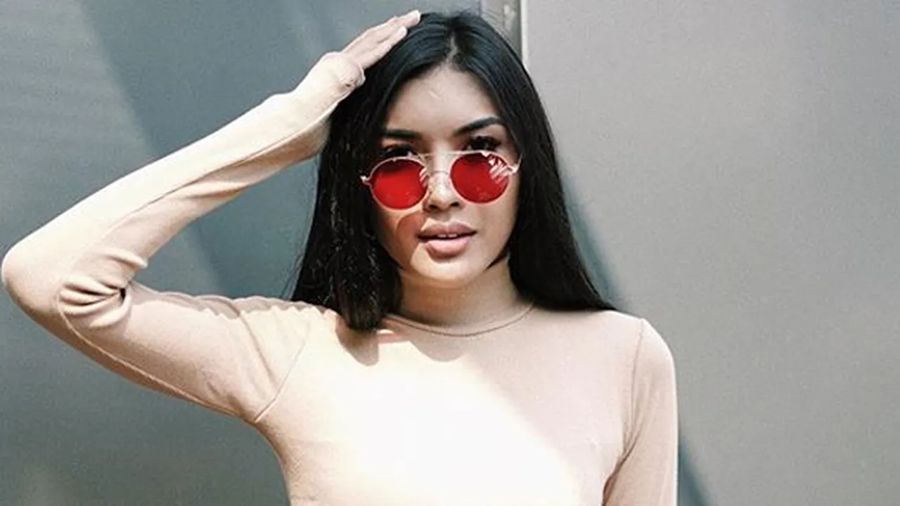 Tiru Gaya Kim Kardashian, Millendaru Pose Hot Pakai Bikini Penuh Bunga Tiru Gaya Kim Kardashian, Millendaru Pose Hot Pakai Bikini Penuh Bunga