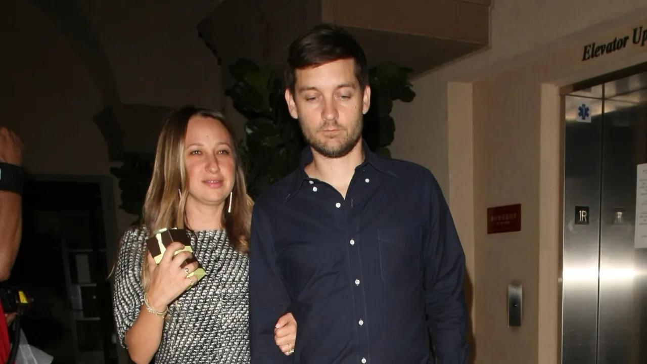 Tobey Maguire Resmi Bercerai Usai 10 Tahun Pisah