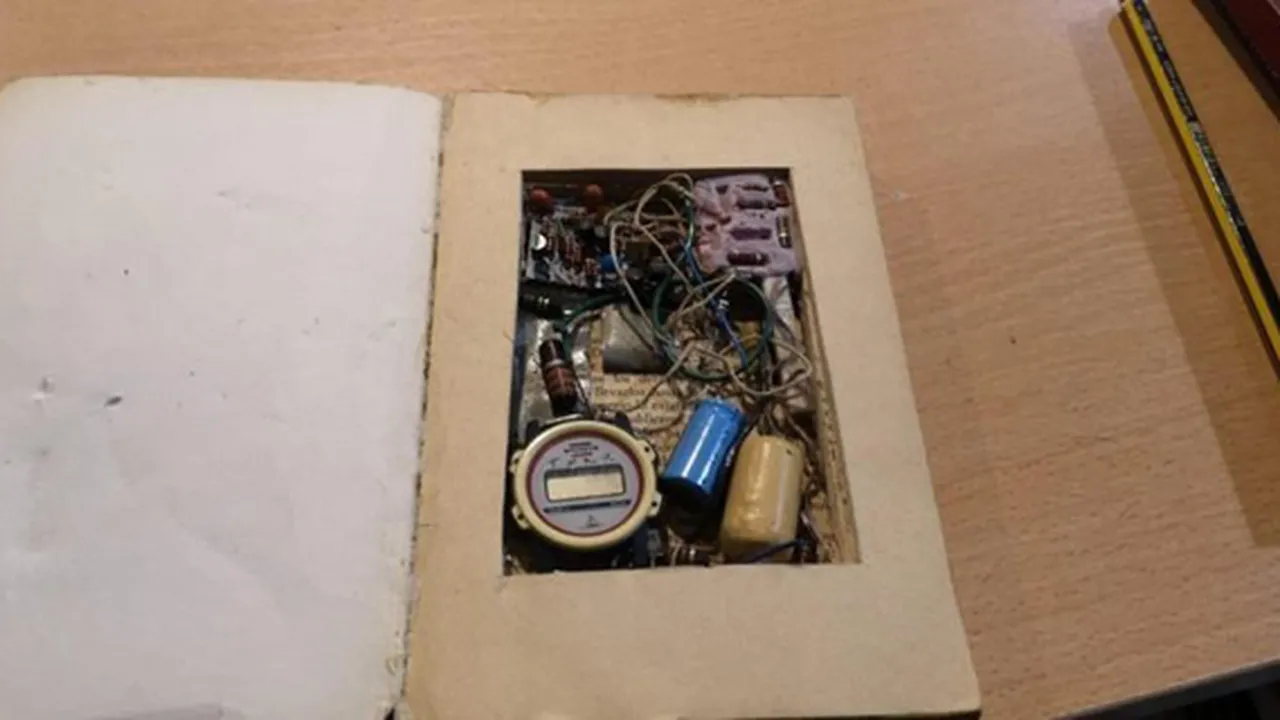Toko Buku Bekas Ini Temukan Bom Palsu di Salah Satu Koleksinya