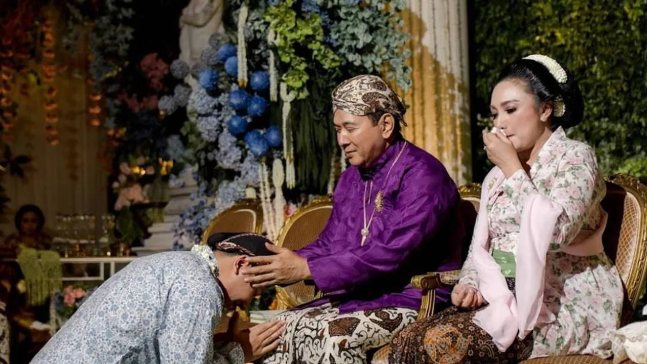 Tommy Soeharto dan Tata Cahyani Kompak di Siraman Darma Mangkuluhur