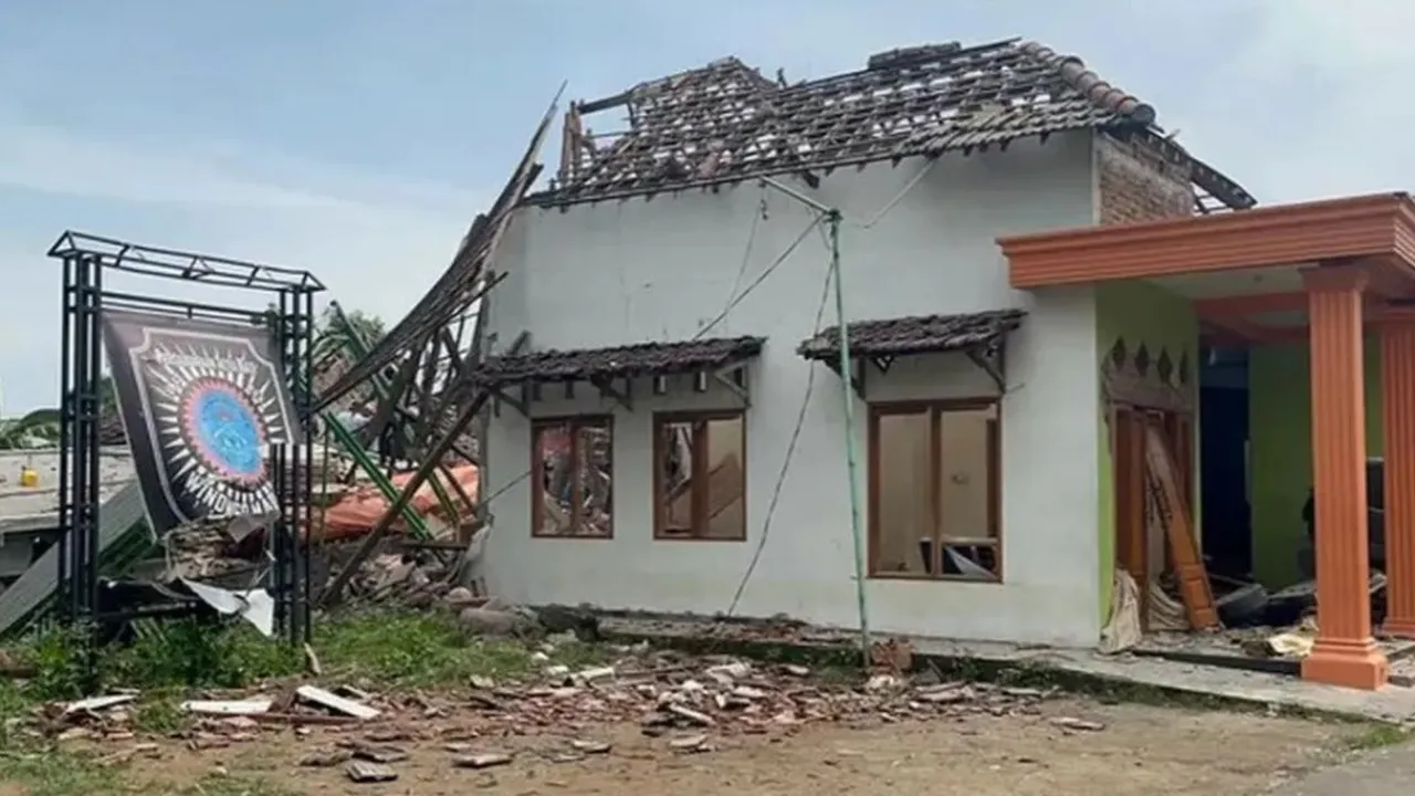 Tragedi di Mojokerto: Rumah Polisi Meledak, Dua Orang Tewas