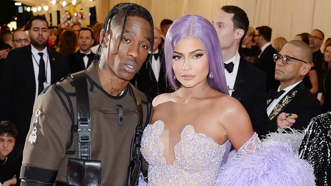 Travis Scott Penuhi Rumah Kylie Jenner dengan Bunga Mawar, Romantis Banget!