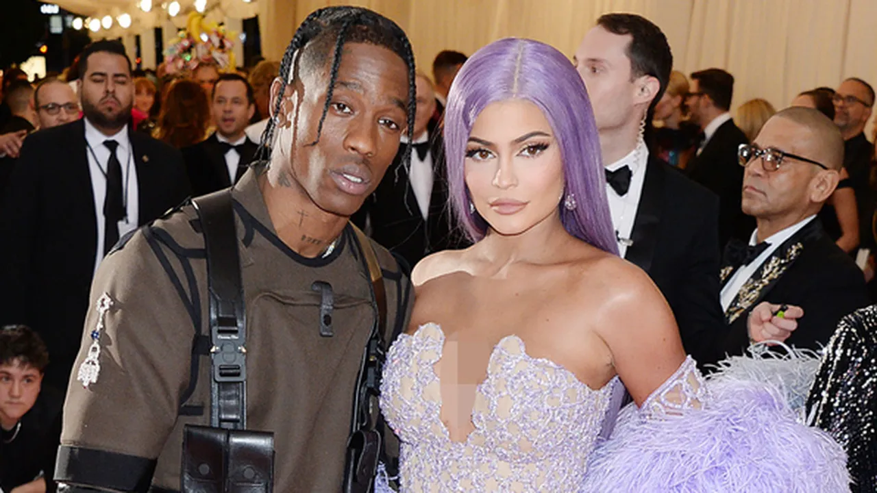 Travis Scott Tertangkap Hangout Bareng Kylie Jenner & Keluarga Kardashian Travis Scott Tertangkap Hangout Bareng Kylie Jenner & Keluarga Kardashian