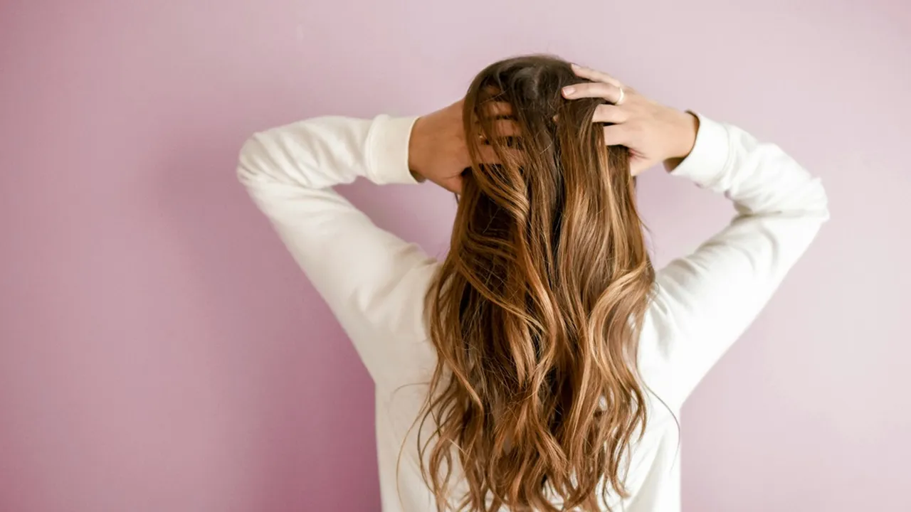Trik Ampuh Mengatasi Rambut Kusut Saat Bangun Tidur, Simpel dan Efektif!