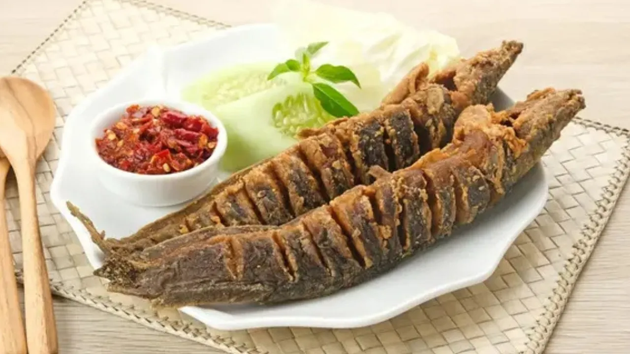 Trik Ampuh Menggoreng Ikan Lele, Bikin Ikan Lurus dan Anti Lengket di Wajan