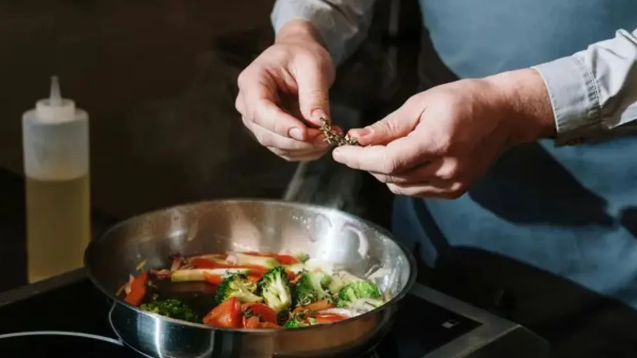 Trik Jitu Kurangi Kalori Minyak Saat Memasak