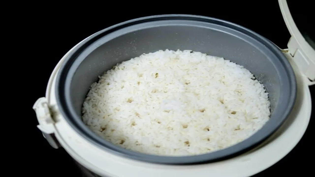 Trik Jitu Menjaga Nasi Tetap Segar Tanpa Kerak di Rice Cooker
